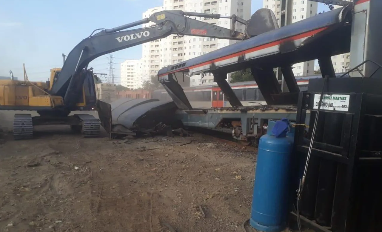 Corte e reciclagem de estrutura ferroviária