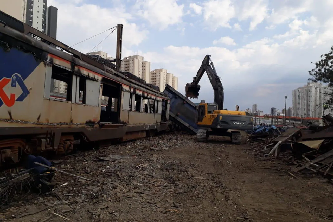 Cortes e Reciclagem de Vagões e Locomotivas - imagem 4